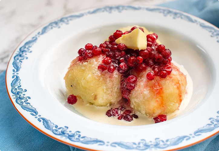 En tallrik med kroppkakor och lingon