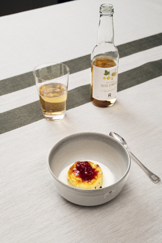 Ostkaka med klarbärssylt och småländsk grädde